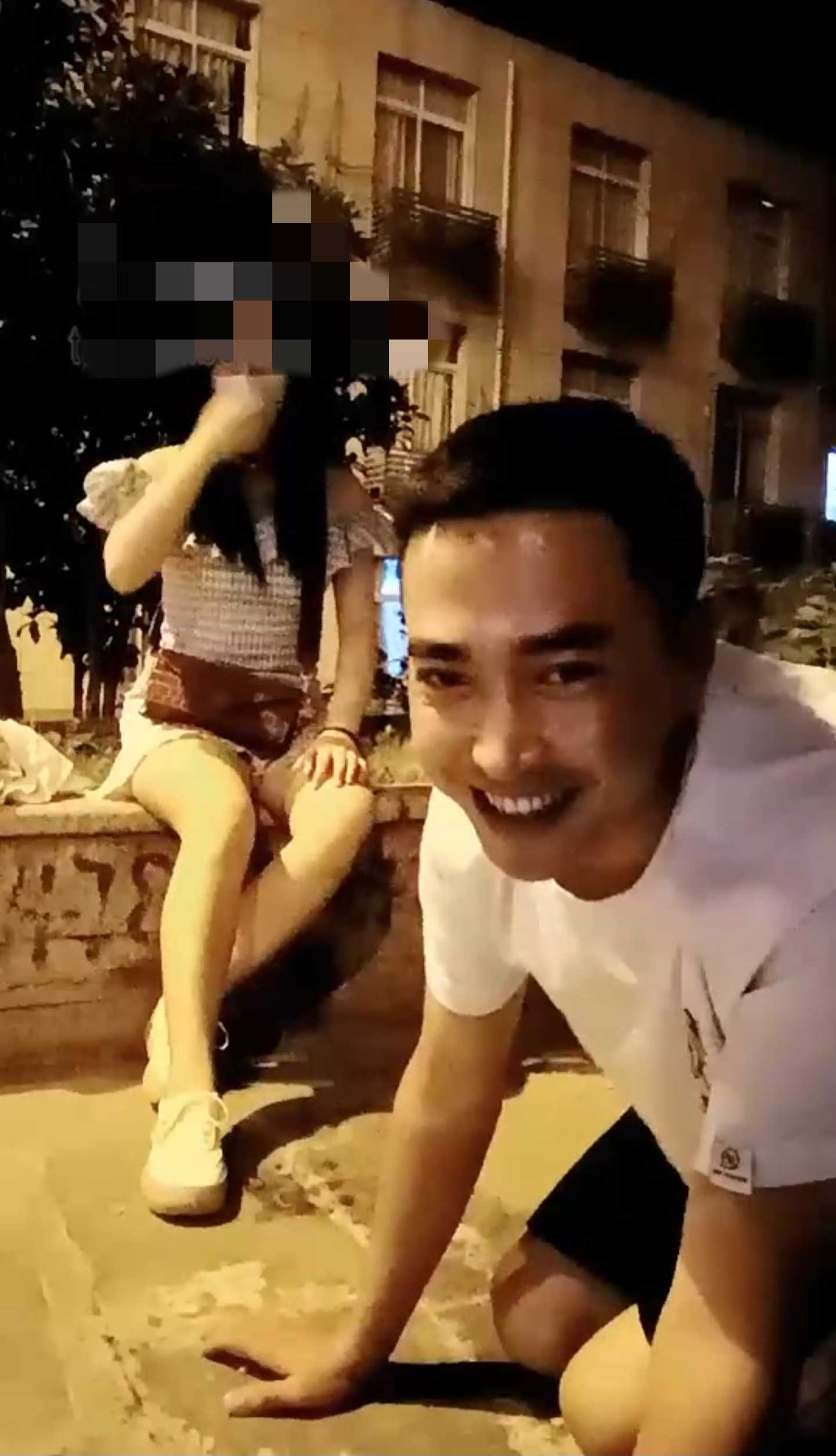 户外忽悠素人小姐姐舔船袜脚，超级害羞