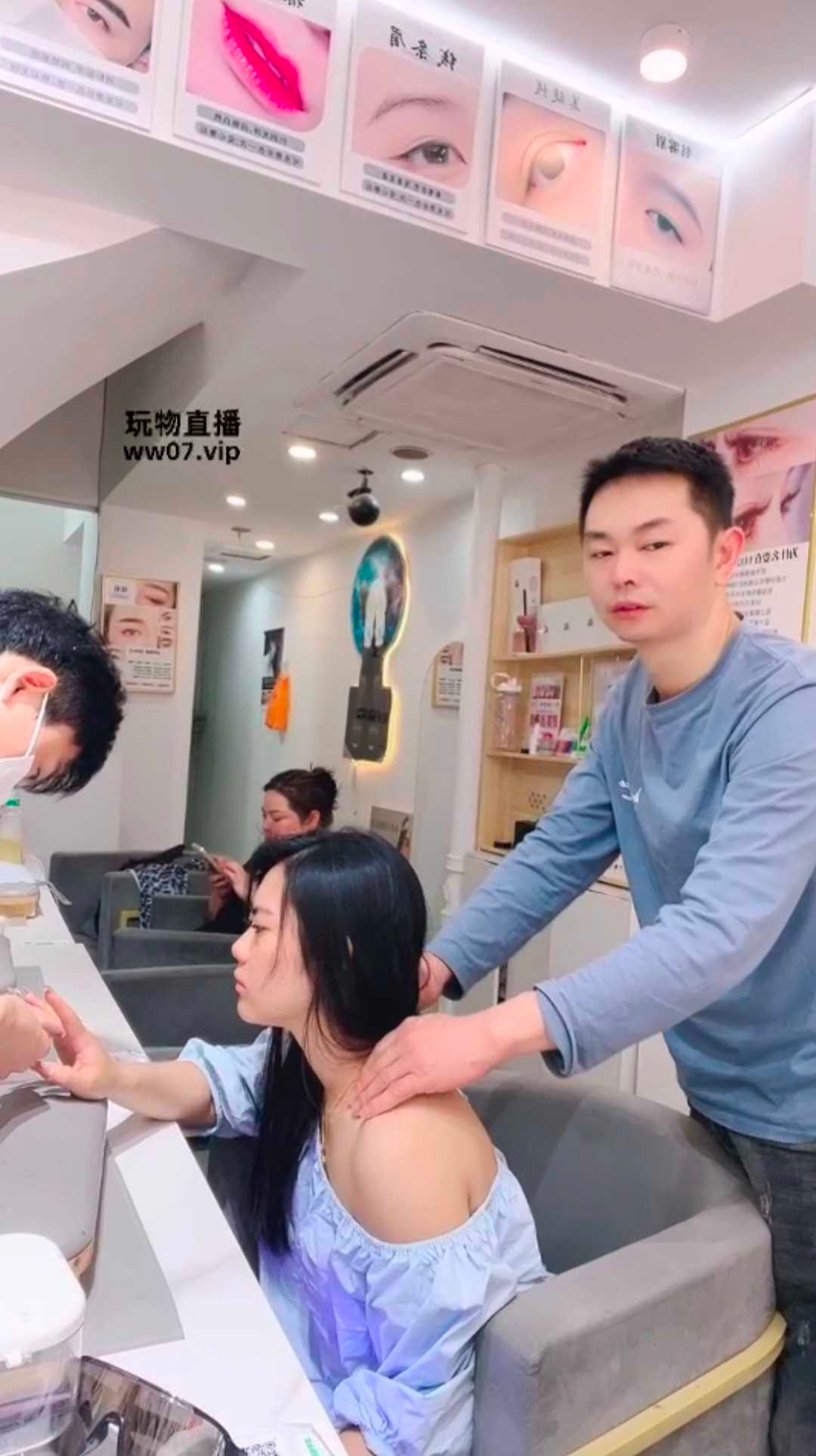 美甲店公开舔弄裸足