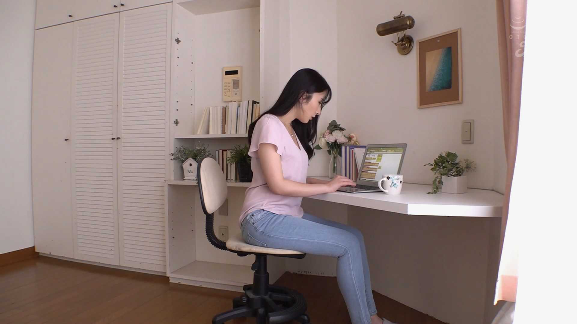 猥琐公公趁儿媳熟睡偷舔脚