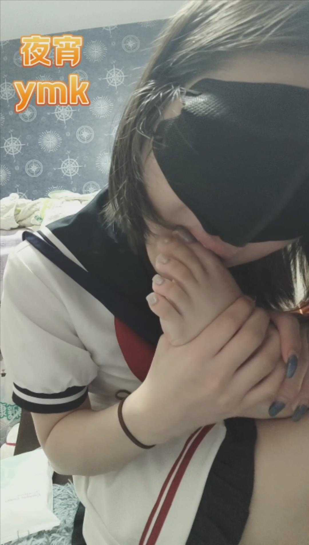 jk妹妹用嘴脱掉冰冰袜自舔裸足