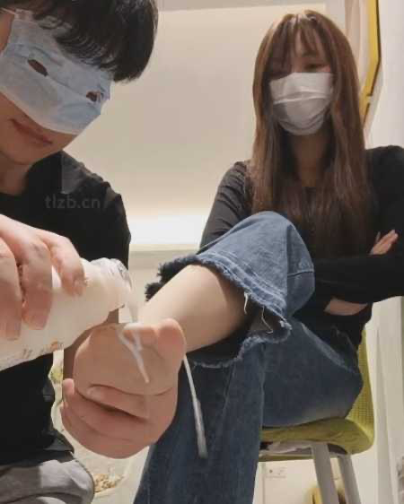 裤里丝泡营养快线撕开丝袜舔裸足